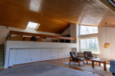 Wohnzimmer mit Galerie - Ein echtes Unikat mit Potenzial – Ihr neues Zuhause in Schwimmbadnähe