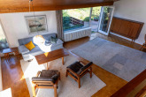 Blick von der Galerie in das Wohnzimmer und auf die Terrasse - Ein echtes Unikat mit Potenzial – Ihr neues Zuhause in Schwimmbadnähe