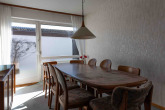 Esszimmer mit Blick auf den Innenhof - Ein echtes Unikat mit Potenzial – Ihr neues Zuhause in Schwimmbadnähe