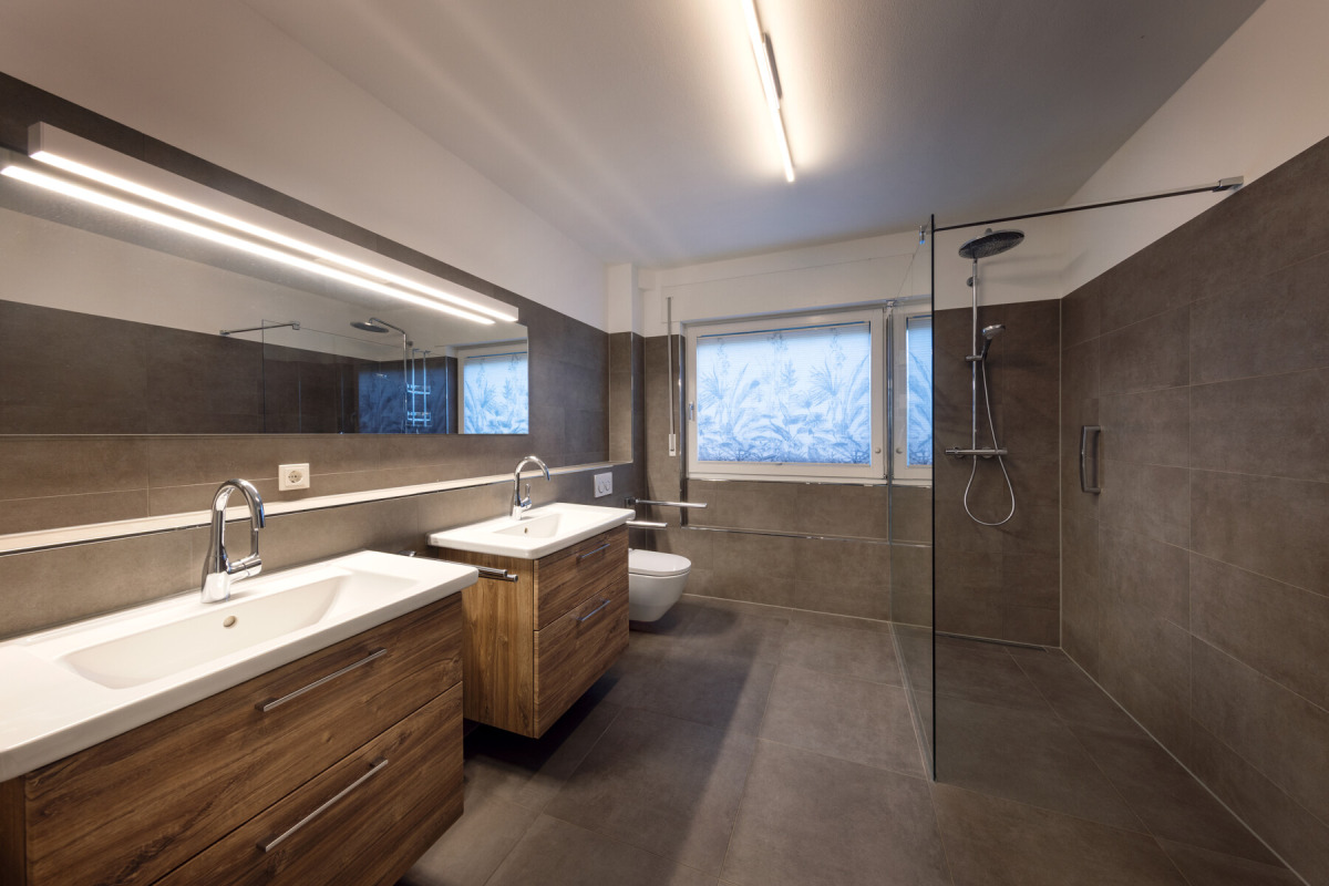 Modernes Bad En Suite im Elternbereich
