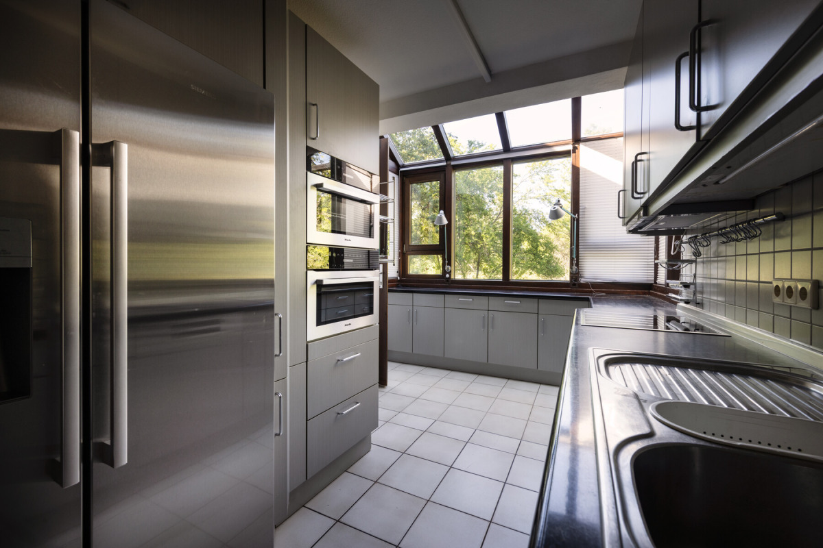 Einladende Küche mit großzügigen Fensterfronten