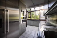 Einladende Küche mit großzügigen Fensterfronten